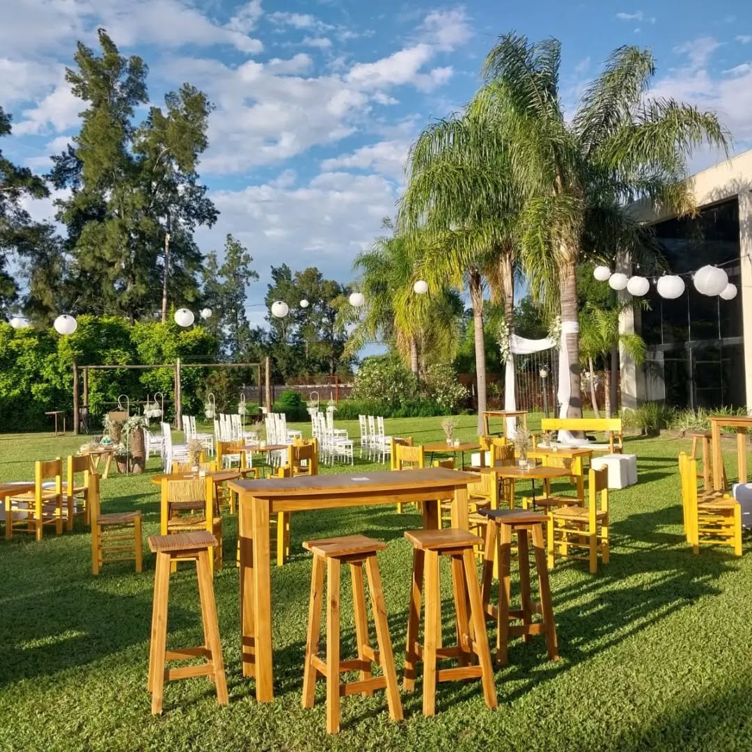 Montaje corporativo con proyector y señalética